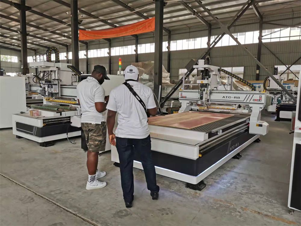 做定制家具選數控開(kāi)料機還是普通雕刻機